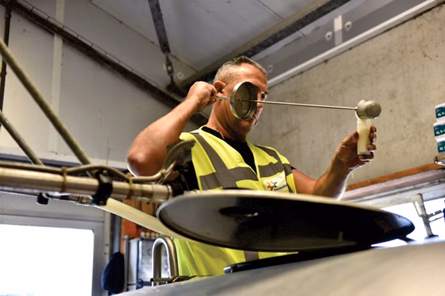 Chất lượng sữa chuẩn Hà Lan được kiểm tra nghiêm ngặt trước khi đưa về nhà máy Chất lượng sữa chuẩn Hà Lan được kiểm tra nghiêm ngặt trước khi đưa về nhà máy