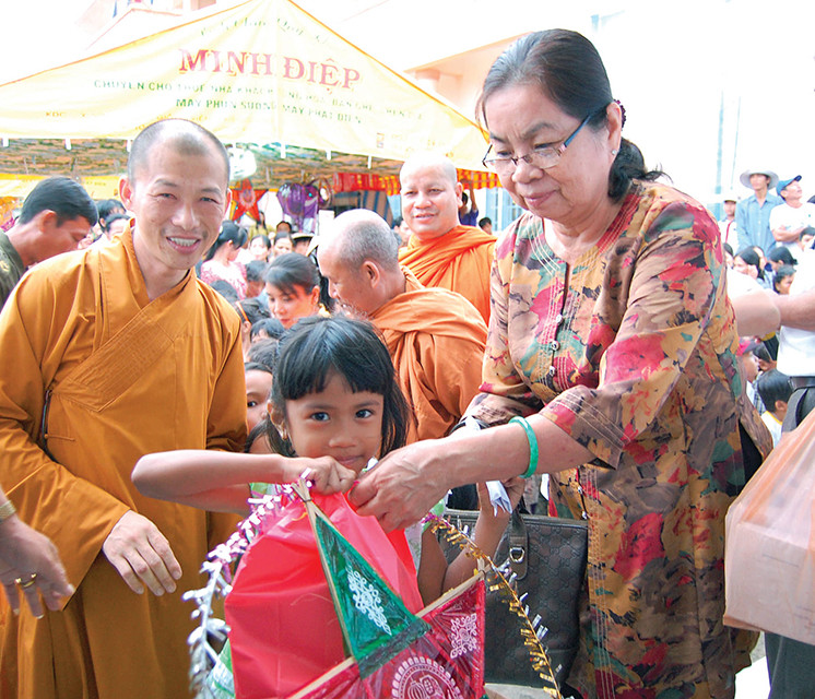 “Bà ngoại” tham gia tổ chức hoạt động vui chơi cho trẻ em có hoàn cảnh khó khăn