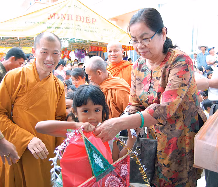 “Bà ngoại” tham gia tổ chức hoạt động vui chơi cho trẻ em có hoàn cảnh khó khăn