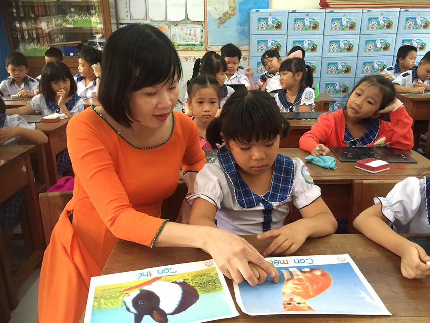 Cô Hạnh tận tình hướng dẫn học sinh trong giờ học