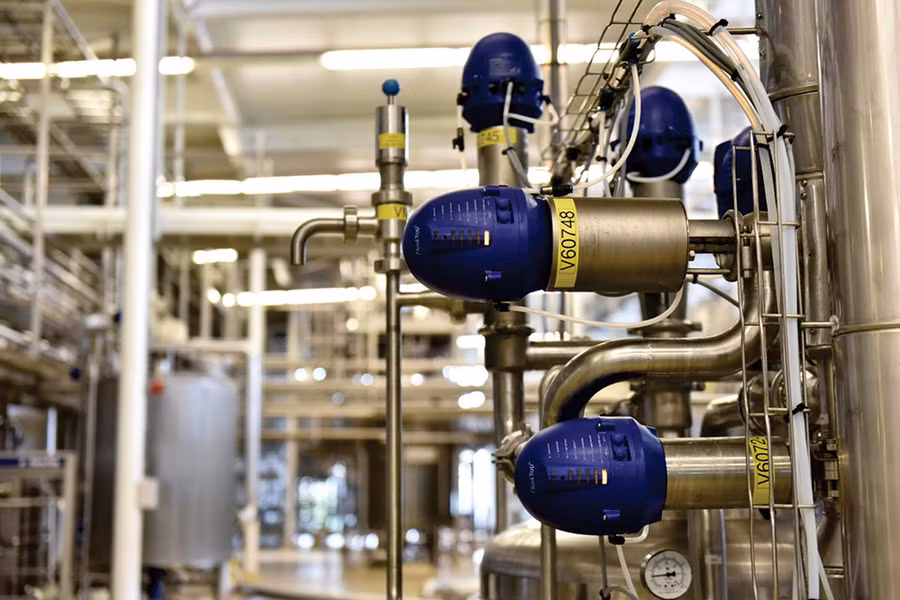 Việc sản xuất sữa organic Cô Gái Hà Lan tuân theo các quy tắc nghiêm ngặt ban hành trong bộ luật theo tiêu chuẩn EU (Liên minh Châu Âu), được các các tổ chức độc lập chịu trách nhiệm giám sát quá trình này