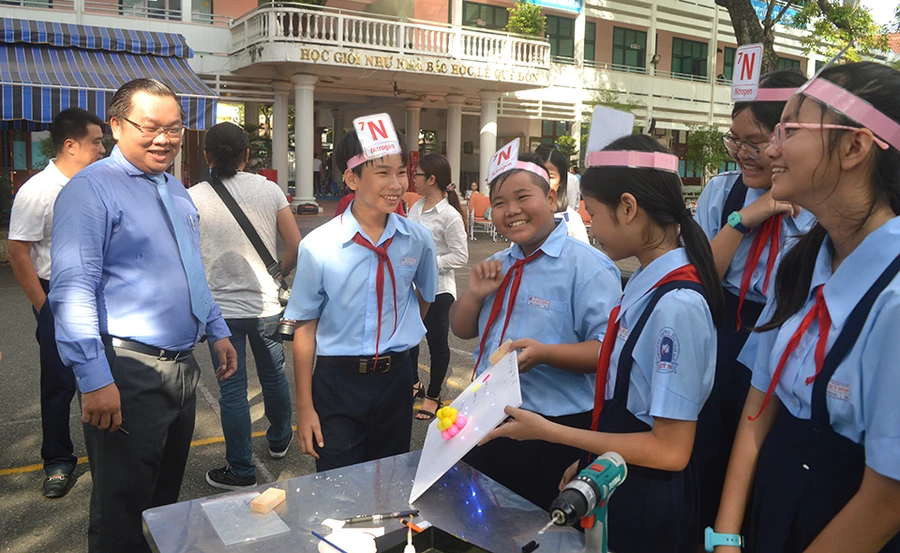 Các nhóm tự thiết kế, trình bày bài học trong khi thầy cô quan sát và chỉ nhắc nhở khi cần