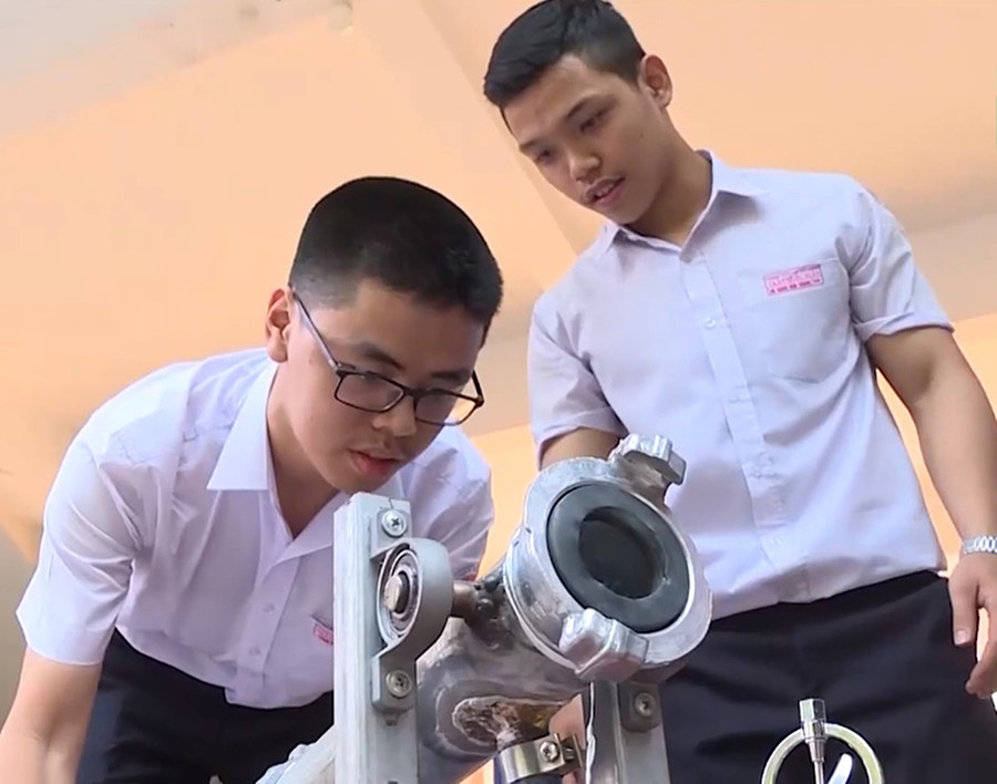 Thái (trái) và Thành kiểm tra lăng phun của robot cứu hỏa