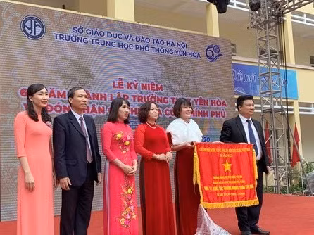 Thứ trưởng Bộ GD&amp;ĐT Nguyễn Hữu Độ trao Cờ thi đua của Chính phủ cho nhà trường.