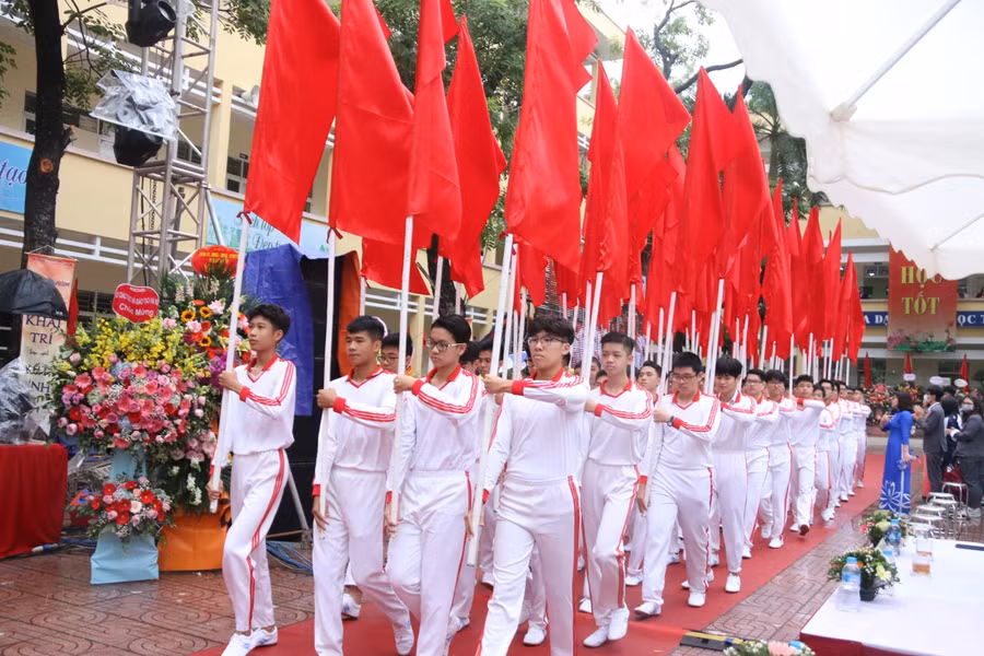 Đội hồng kỳ chào mừng Lễ kỷ niệm.