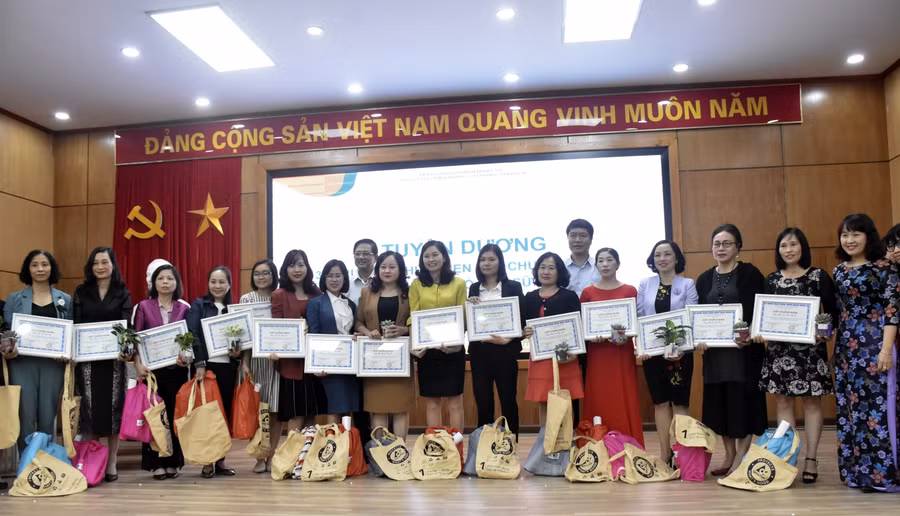 Trao thưởng cho các tập thể tiêu biểu.