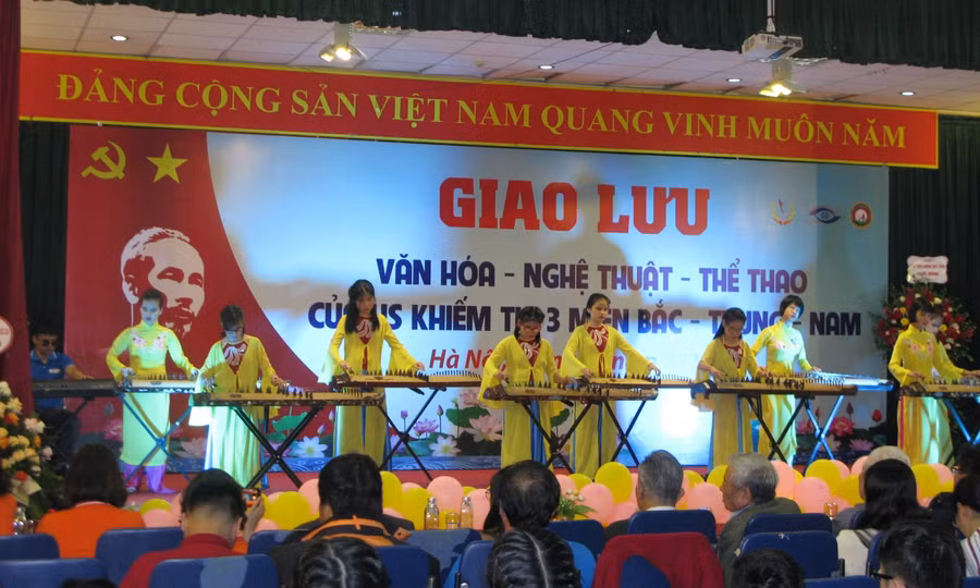 HS khiếm thị biểu diễn đàn tranh.