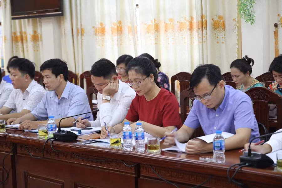 Lãnh đạo các huyện, thị, thành phố tham dự hội nghị