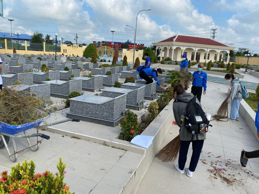 Đoàn viên và sinh viên tỉnh Vĩnh Long dọn dẹp vệ sinh khu vực nghĩa trang liệt sĩ. Đoàn viên và sinh viên tỉnh Vĩnh Long dọn dẹp vệ sinh khu vực nghĩa trang liệt sĩ.