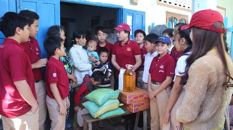 Thầy và trò iSchool Ninh Thuận trao quà cho các gia đình khó khăn Thầy và trò iSchool Ninh Thuận trao quà cho các gia đình khó khăn