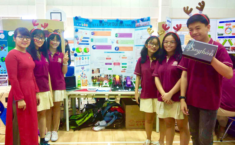 Cô Trần Thị Phương Diệp (bìa trái) và các em HS trong một dự án dạy học