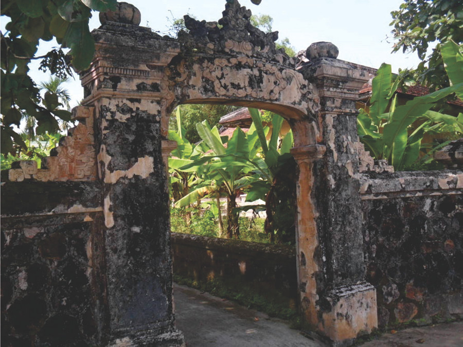 Cổng ngõ phủ đệ xuống cấp tiêu điều