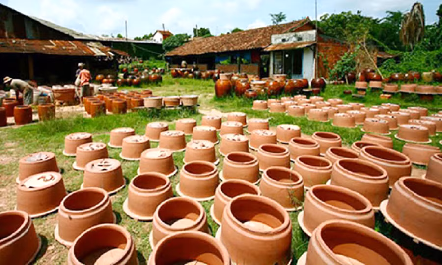 Sản phẩm gốm mộc được phơi nhiều nắng trước khi nung.