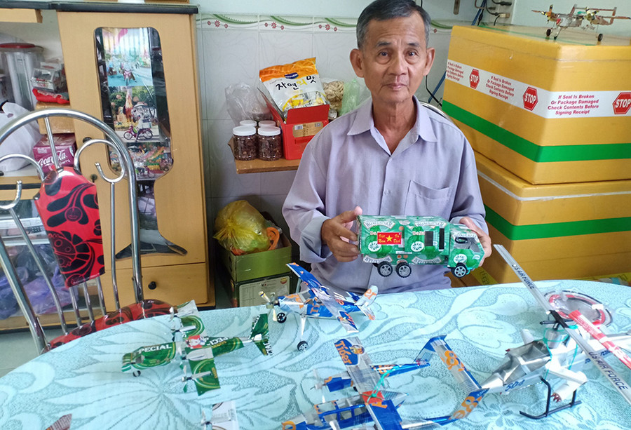 Ông Phát tâm đắc với chiếc xe tải có dán quốc kì Việt Nam Ông Phát tâm đắc với chiếc xe tải có dán quốc kì Việt Nam