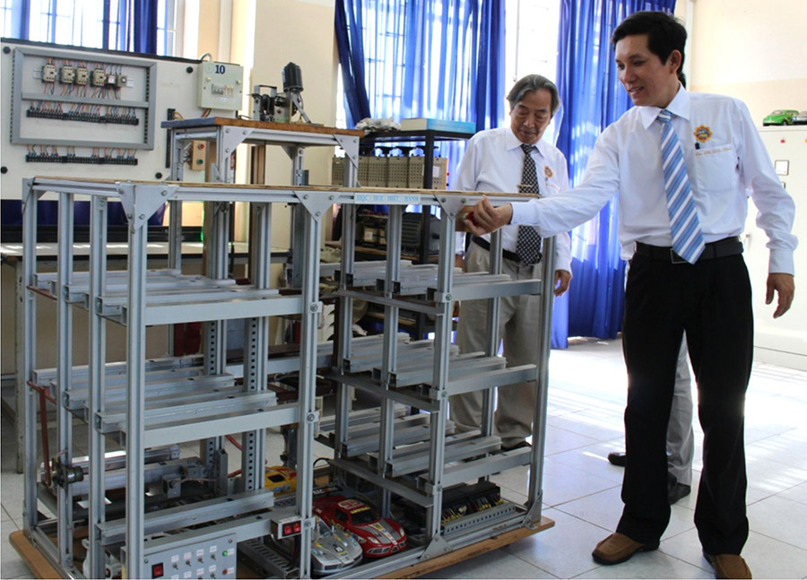 Giảng viên Trần Nguyễn Nhật Phương - Khoa Điện - Điện tử Trường ĐH Bình Dương giới thiệu công trình nghiên cứu mô hình bãi đỗ xe tự động dùng cho ô-tô. Giảng viên Trần Nguyễn Nhật Phương - Khoa Điện - Điện tử Trường ĐH Bình Dương giới thiệu công trình nghiên cứu mô hình bãi đỗ xe tự động dùng cho ô-tô.