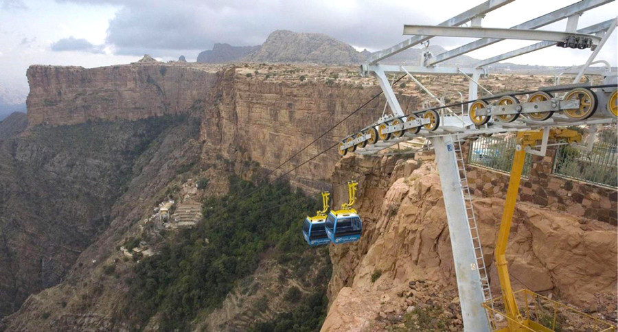 Cáp treo để tới làng Habala vốn phải đu dây thừng mới vào được. Cáp treo để tới làng Habala vốn phải đu dây thừng mới vào được.