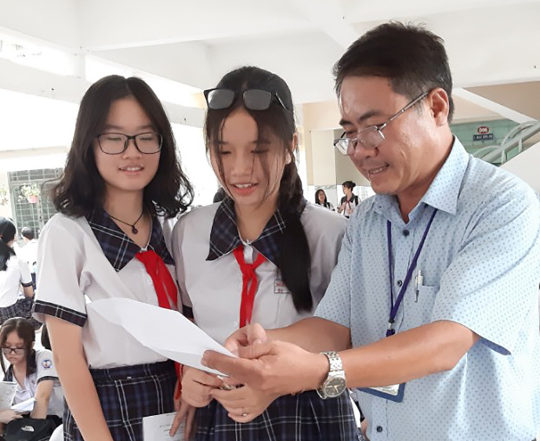 Thầy Sang hướng dẫn, trao đổi với học sinh