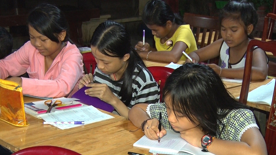 Những trẻ em Khmer nghèo chăm chú học chữ