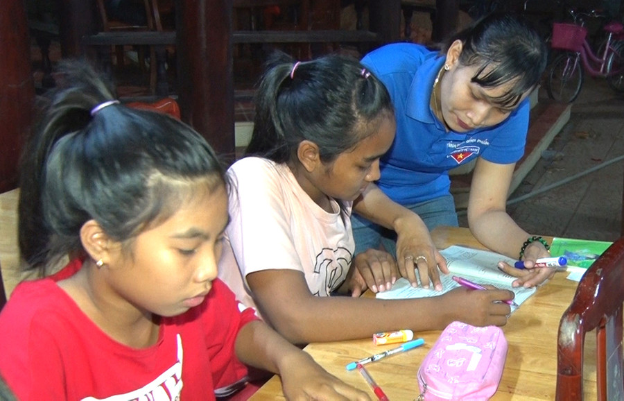 Cô giáo tận tình chỉ dạy