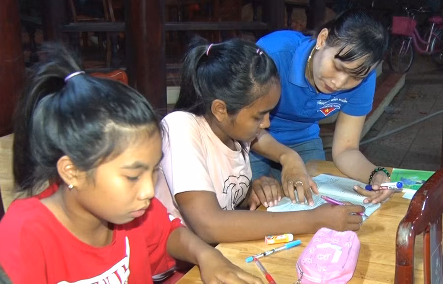 Cô giáo tận tình chỉ dạy