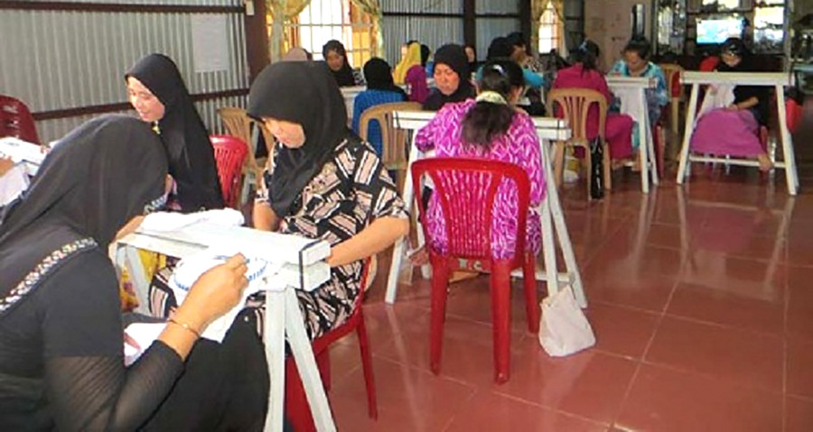 Nghề đan, thêu, rua, móc, kết cườm thu hút nhiều lao động nữ Nghề đan, thêu, rua, móc, kết cườm thu hút nhiều lao động nữ