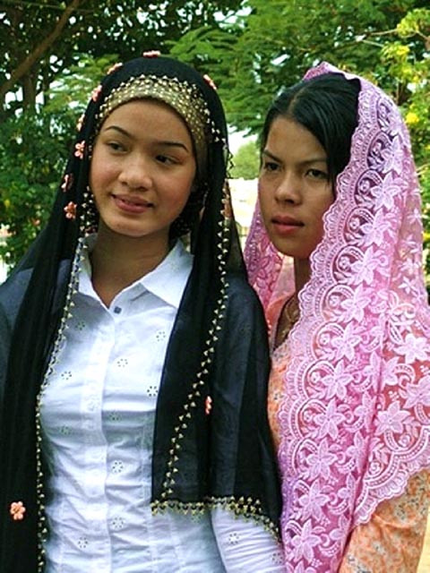 Phụ nữ Chăm ở An Giang với khăn choàng đầu kín đáo và duyên dáng Phụ nữ Chăm ở An Giang với khăn choàng đầu kín đáo và duyên dáng