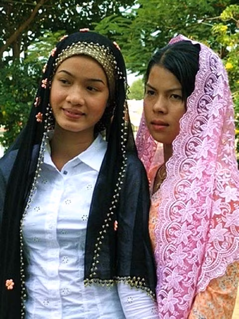 Phụ nữ Chăm ở An Giang với khăn choàng đầu kín đáo và duyên dáng