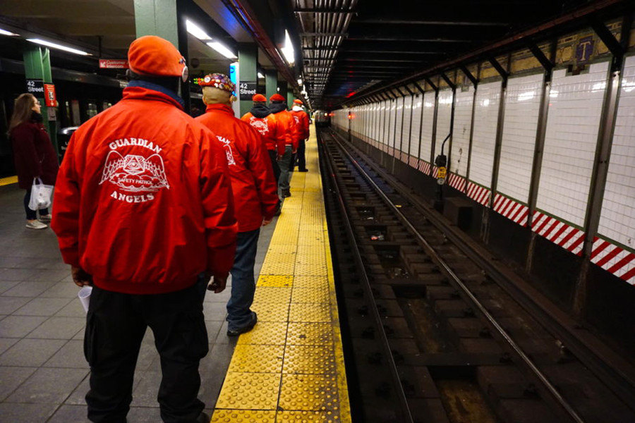 Tuần tra trên đường phố New York.