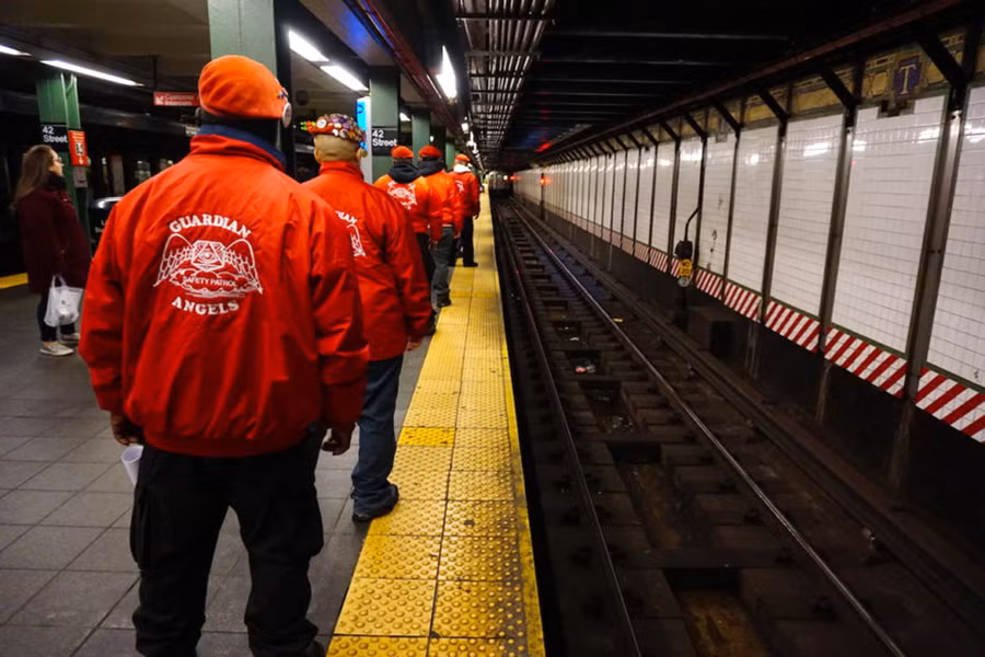 Tuần tra trên đường phố New York.