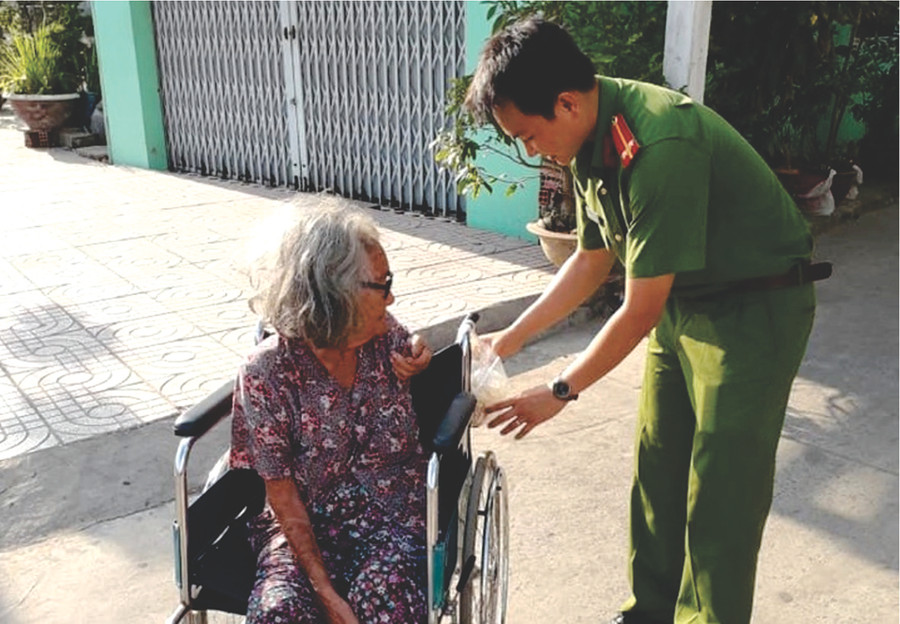 Chi đoàn Công an TP Mỹ Tho tham gia phát nước uống từ thiện tại quán cà phê Hải Đăng Chi đoàn Công an TP Mỹ Tho tham gia phát nước uống từ thiện tại quán cà phê Hải Đăng