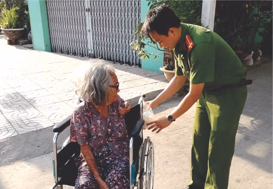 Chi đoàn Công an TP Mỹ Tho tham gia phát nước uống từ thiện tại quán cà phê Hải Đăng