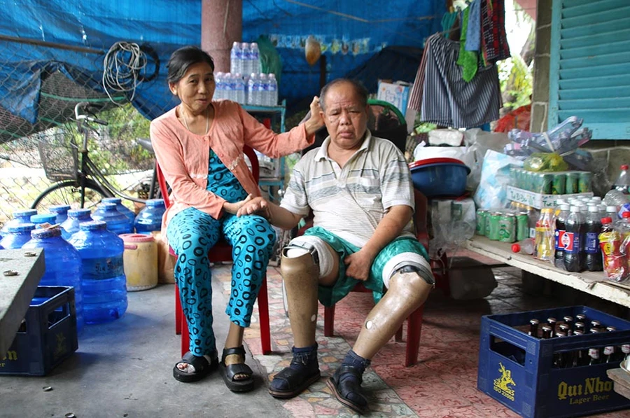 Ông Lem và bà Hà bên nhau ở làng phong Quy Hòa