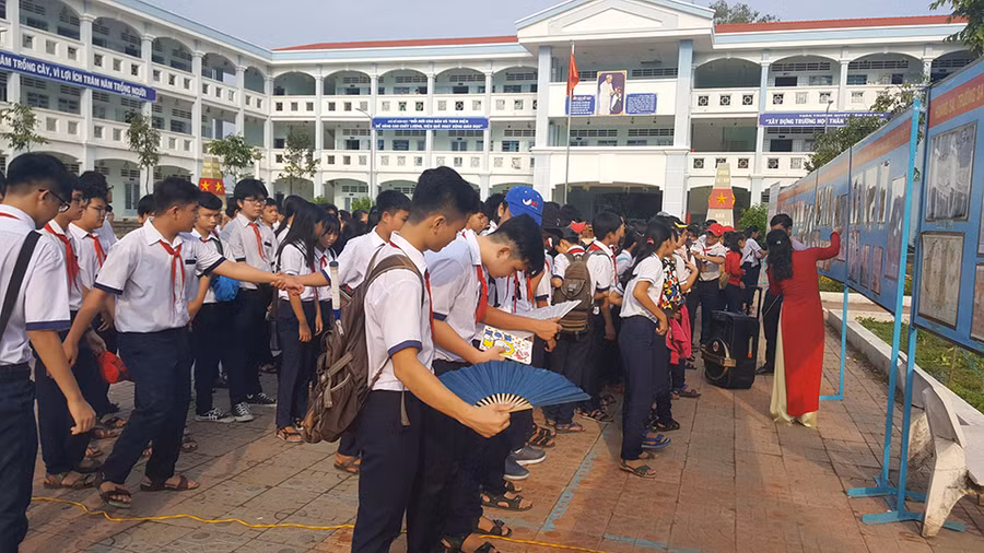 Học sinh Trường THCS Châu Văn Liêm, quận Ô Môn, TP Cần Thơ sinh hoạt ngoại khóa về rèn luyện kỹ năng