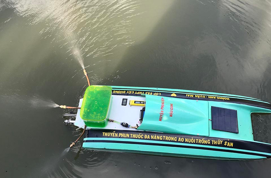 Học sinh lớp 9 làm thuyền phun thuốc đa năng ảnh 1