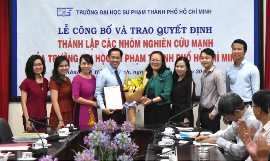 Đại diện các nhóm nghiên cứu mạnh trong lễ ra mắt tại Trường ĐHSP TPHCM. Ảnh: Kim Phong Đại diện các nhóm nghiên cứu mạnh trong lễ ra mắt tại Trường ĐHSP TPHCM. Ảnh: Kim Phong