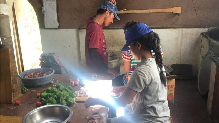 Học sinh làm bếp Học sinh làm bếp