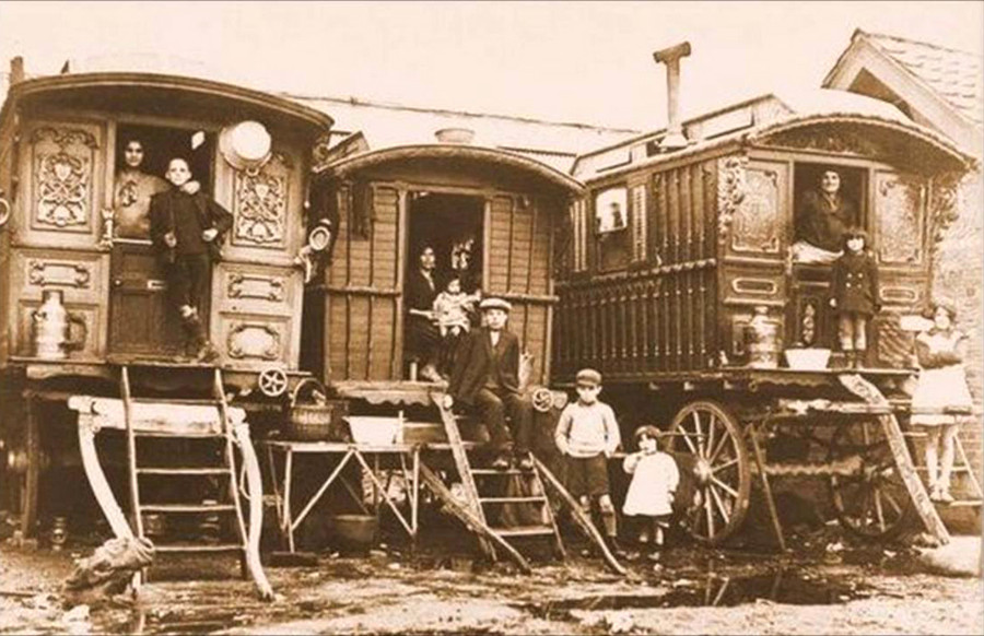 Những người Digan với nhà di động vào thế kỷ 19. Những người Digan với nhà di động vào thế kỷ 19.