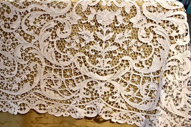 Một sản phẩm đăng ten thủ công. Một sản phẩm đăng ten thủ công.