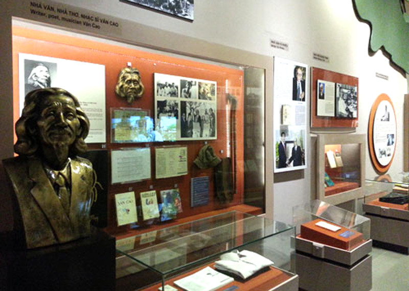 Góc trưng bày tác phẩm, kỷ vật của nhà thơ, nhạc sĩ Văn Cao Góc trưng bày tác phẩm, kỷ vật của nhà thơ, nhạc sĩ Văn Cao