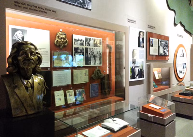 Góc trưng bày tác phẩm, kỷ vật của nhà thơ, nhạc sĩ Văn Cao