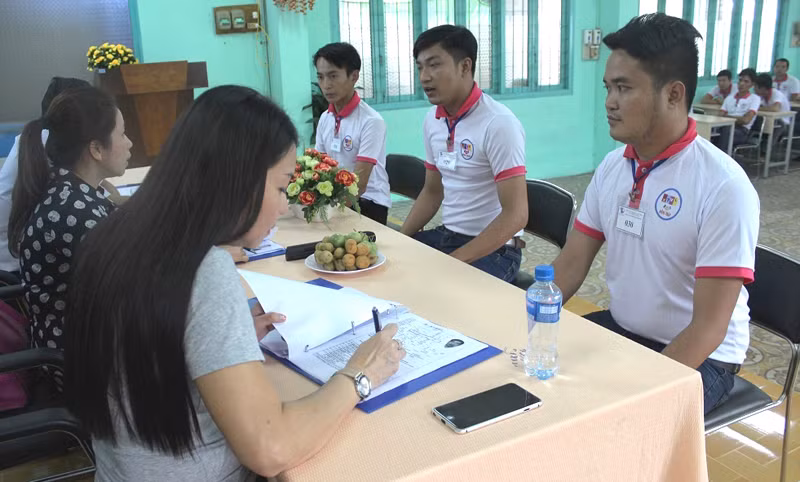 Các bạn trẻ Đồng Tháp đăng ký tham gia xuất khẩu lao động
