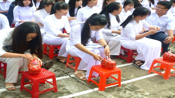 Học sinh cùng nhau bỏ tiền nuôi heo đất Học sinh cùng nhau bỏ tiền nuôi heo đất