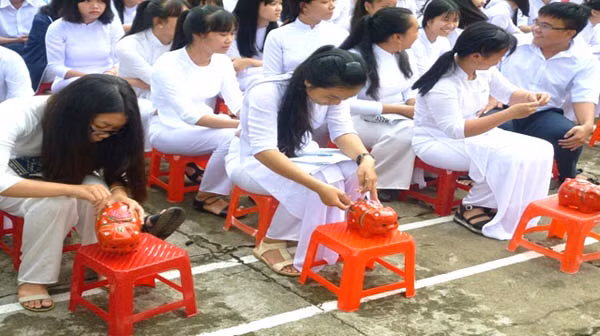 Học sinh cùng nhau bỏ tiền nuôi heo đất