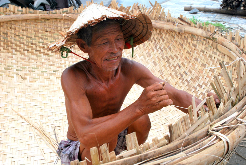 Ông Phan Liêm làm vành cho thuyền thúng