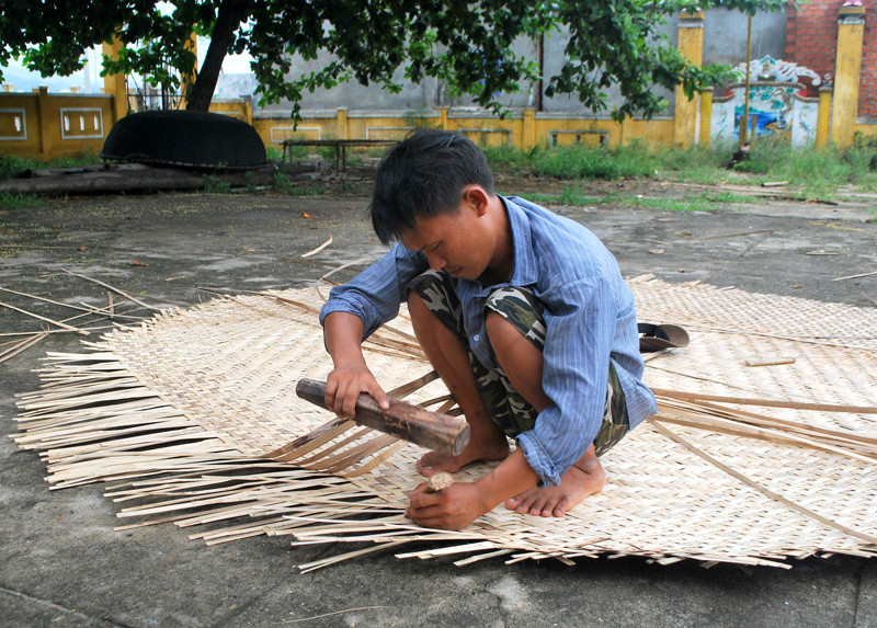 Anh Phan Minh đan thuyền thúng