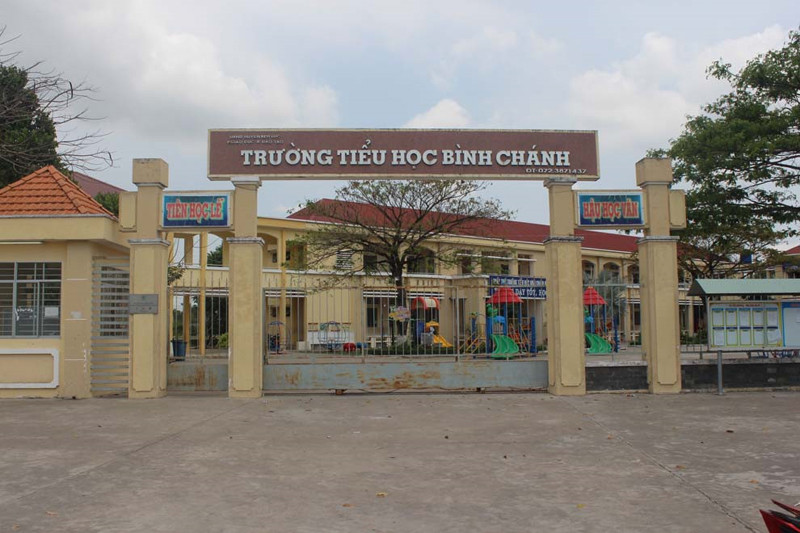 Trường Tiểu học Bình Chánh (Bến Lức, Long An), nơi xảy ra sự việc đáng tiếc phụ huynh bắt cô giáo quỳ Trường Tiểu học Bình Chánh (Bến Lức, Long An), nơi xảy ra sự việc đáng tiếc phụ huynh bắt cô giáo quỳ