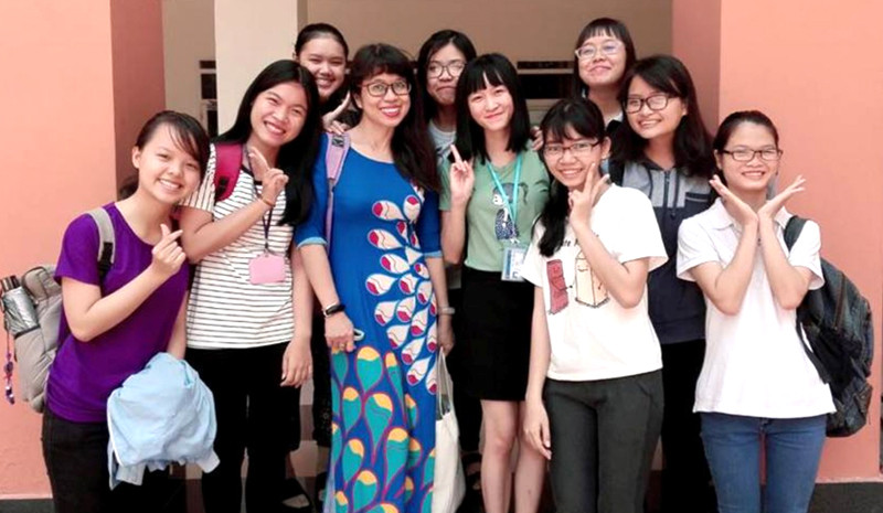 Cô Phương Trang rất được học trò quý mến Cô Phương Trang rất được học trò quý mến