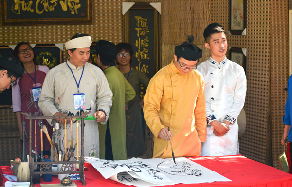 Dương Minh Hoàng trình diễn thư pháp Dương Minh Hoàng trình diễn thư pháp