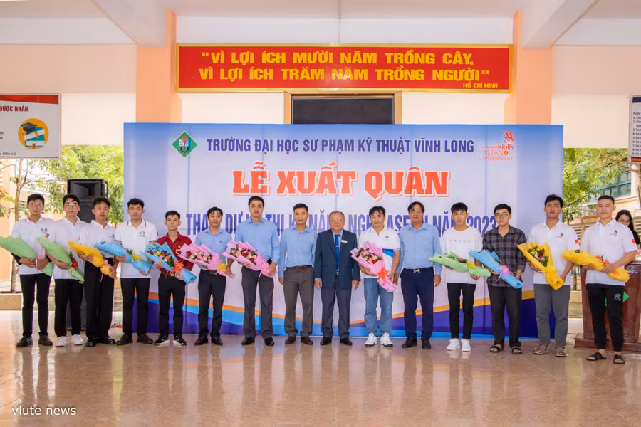Sinh viên trường Đại học Sư phạm kỹ thuật Vĩnh Long nhận động viên từ Ban giám hiệu nhà trường.