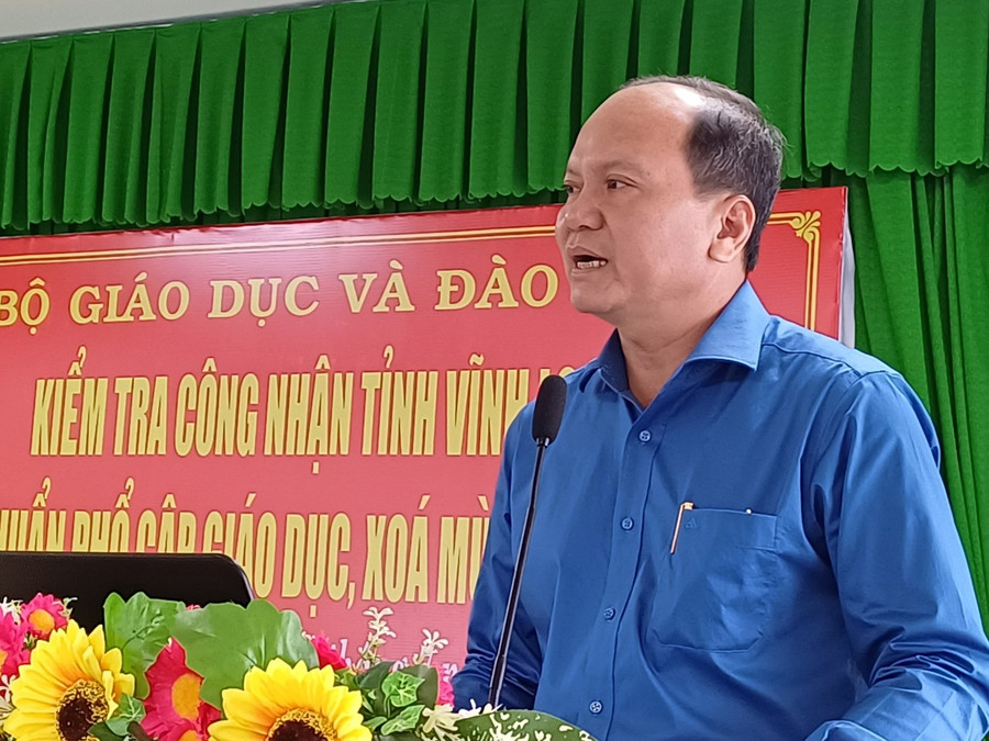 Ông Võ Trung Sơn, Phó chủ tịch UBND huyện Long Hồ phát biểu chào mừng đoàn kiểm tra. Ông Võ Trung Sơn, Phó chủ tịch UBND huyện Long Hồ phát biểu chào mừng đoàn kiểm tra.